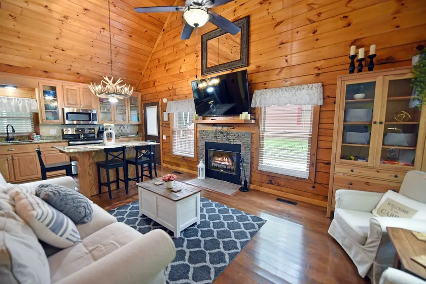 Lazy Horse Lodge - 2 King Bed Log Cabin w/ Hot Tub - Image 1