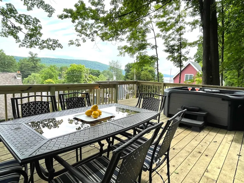 4-bedroom Lake House with hot tub near Mt. Peter - Image 1
