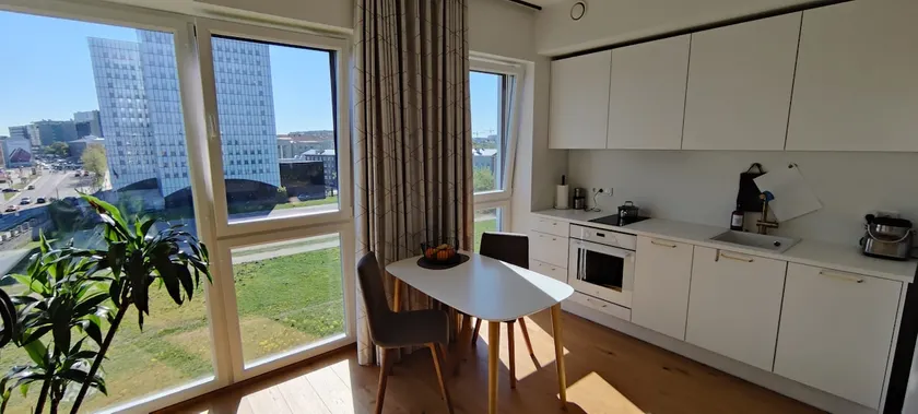 Queen bed, free parking, remote work - Image 1