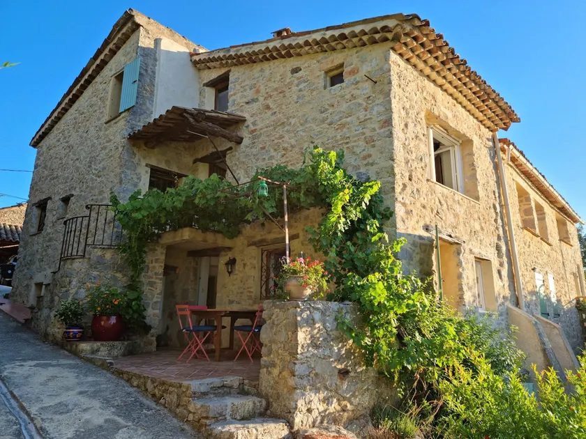 Apartment in a house with terrace - Image 1