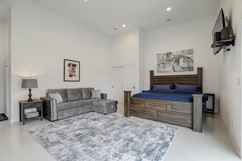 Spacious Studio Apt walking distance to RD America - Image 1