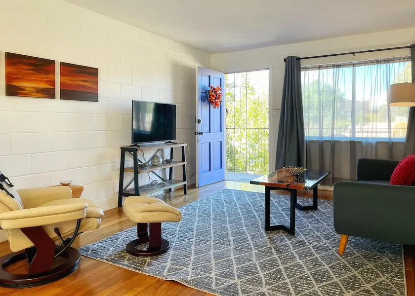 Corner Condo w/sunset views, close to downtown - Image 1