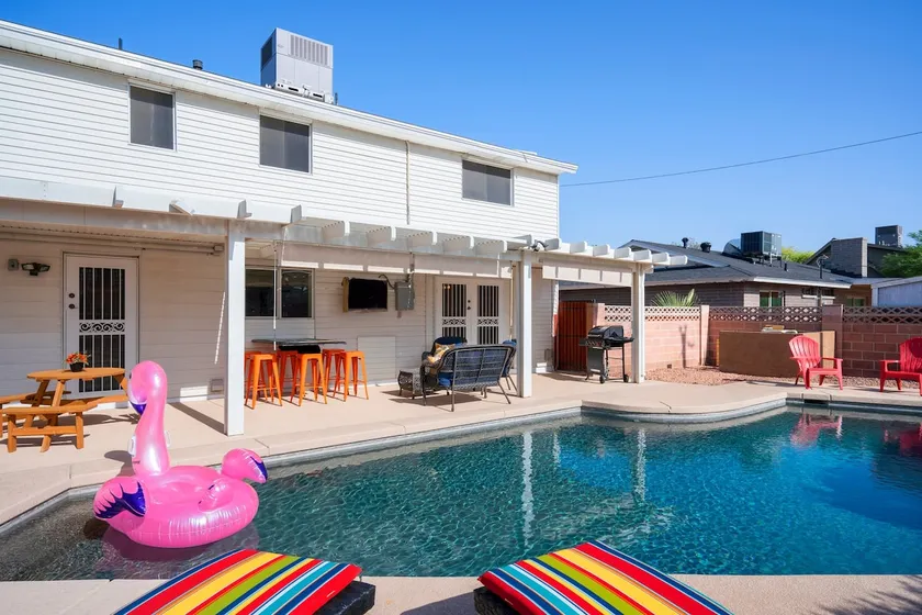 Tempe/College Ave - Pool, Putting, and 2 masters! - Image 1