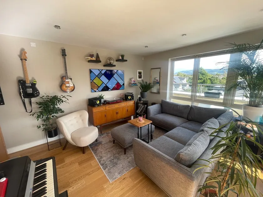 Top Floor 2 Bed Apartment w/ Spacious Balcony area - Image 1