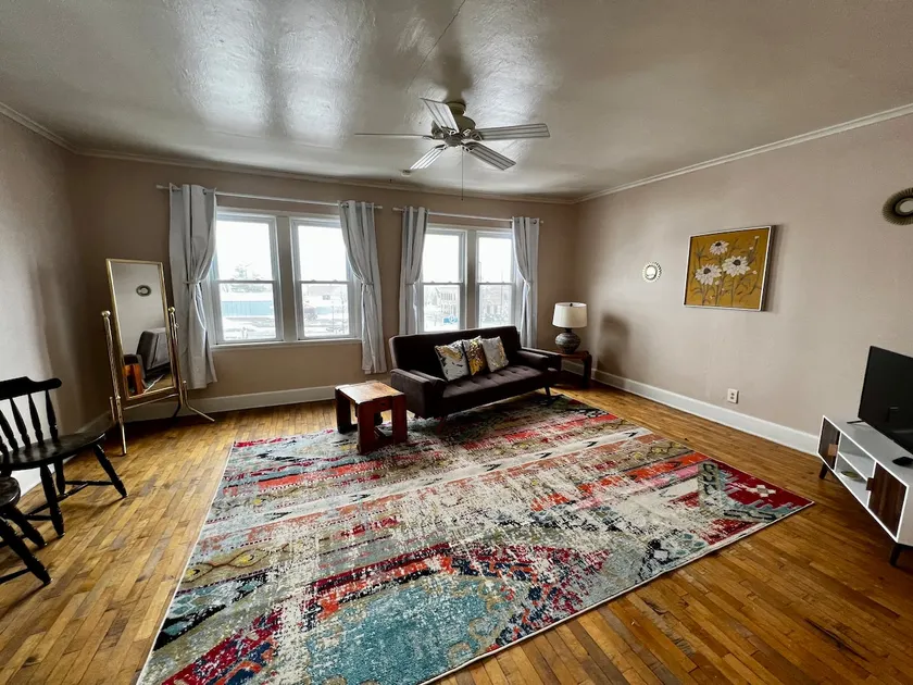 Lovely Downtown 2 Bedroom Apartment! - Image 1