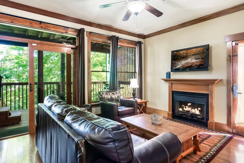 Relaxing Escape, Sleeps 6・Deck, Hot Tub, Grill - Image 1