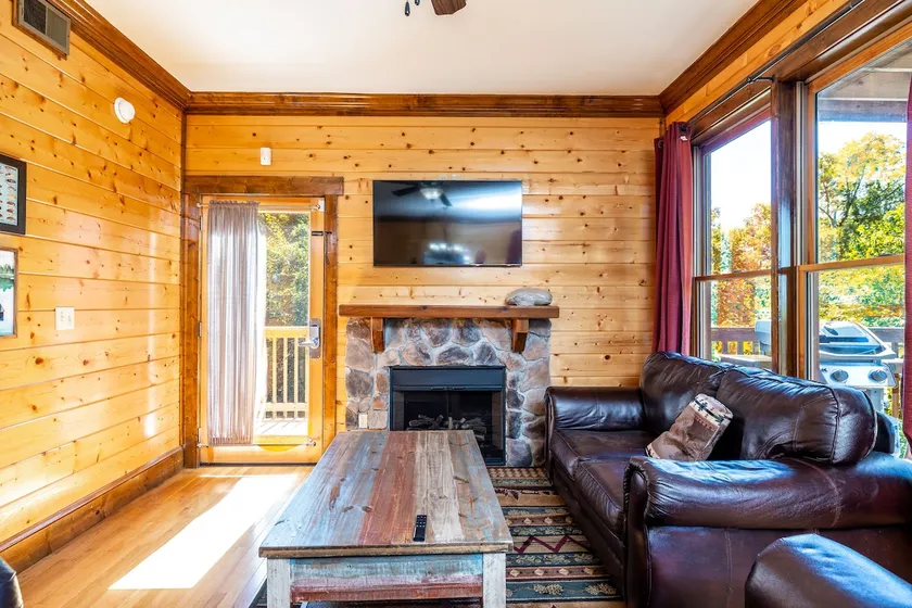 Serene Smoky Cabin, Sleeps 6・Grill・Hot Tub・Deck - Image 1