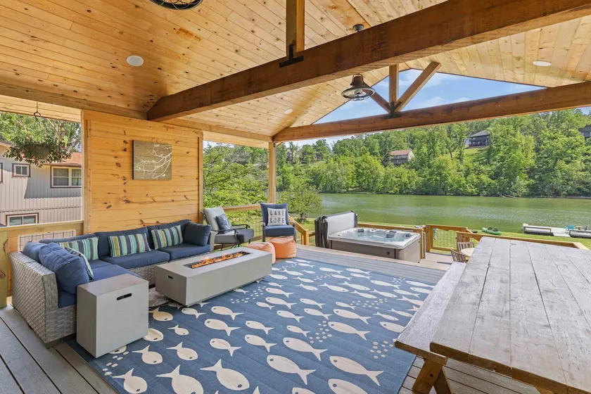 Access to lake & trails with HOT TUB! - Image 1