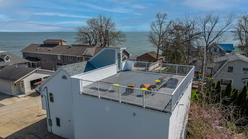Unique 6 Bedroom Lakeview Home with Roof Terrace - Image 1