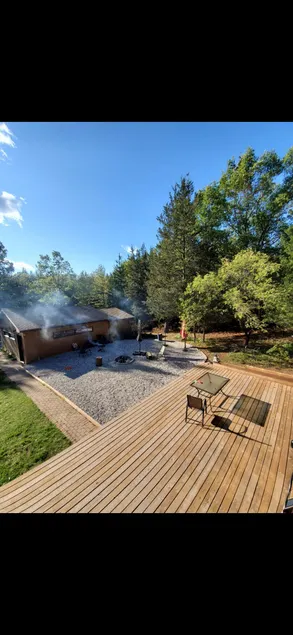 Cheerful 4-bedroom cottage with free parking. - Image 1