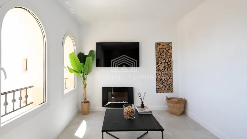 \"Mijas Costa Modern 2 Bed Apartment\" avec vue sur la mer et la montagne, piscine et jardin - Image 1