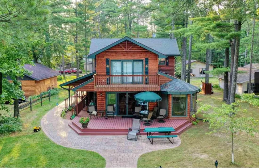Lakefront 5 Bedroom Cabin on Mead Lake - Image 1