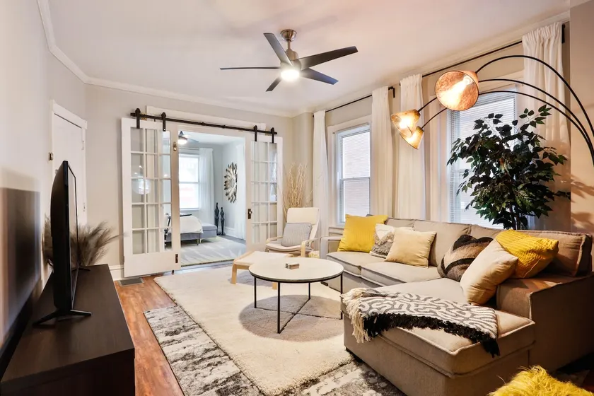 The Downtown Bee: Cozy & charming escape steps from Main Street Bethlehem! - Image 1