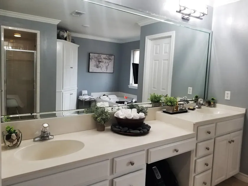 Private Suite, Living Area & Luxury Bathroom - Image 1