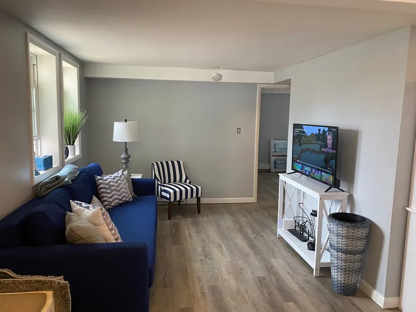 Updated 1 Bed 1 Bath Apt 1 Block to the Beach - Image 1