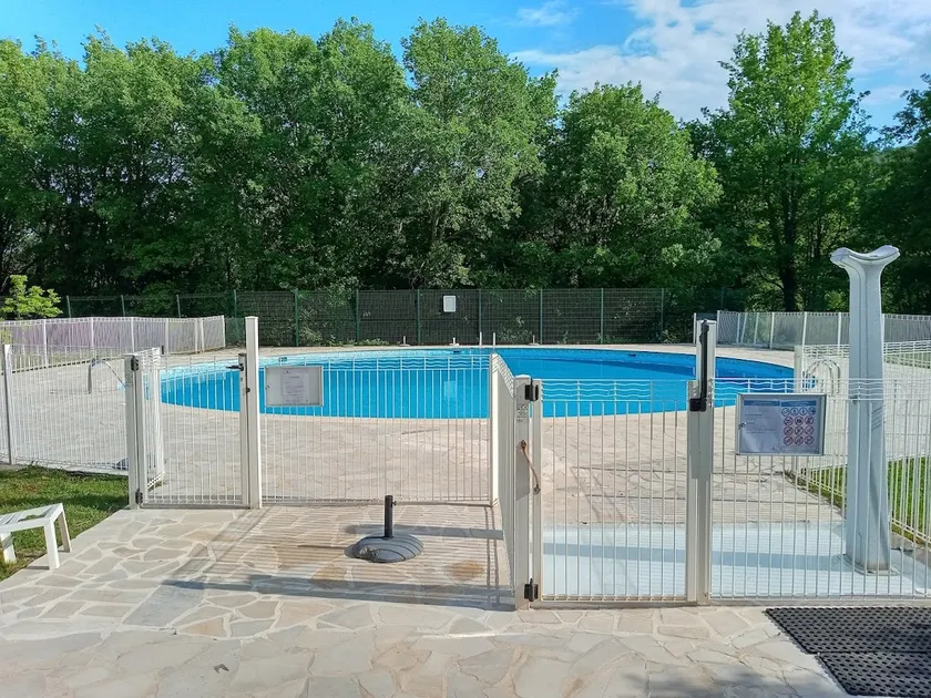 apartment with pool and air conditioning - Image 1