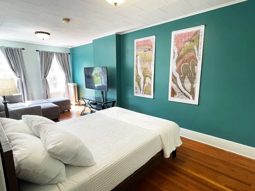 Stylish Hotel Style Suite in Geneva's Uptown Row - Image 1