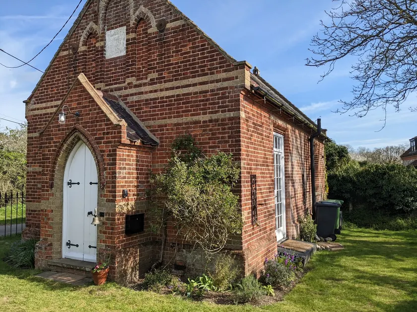 Charming two bedroom converted Chapel - Image 1