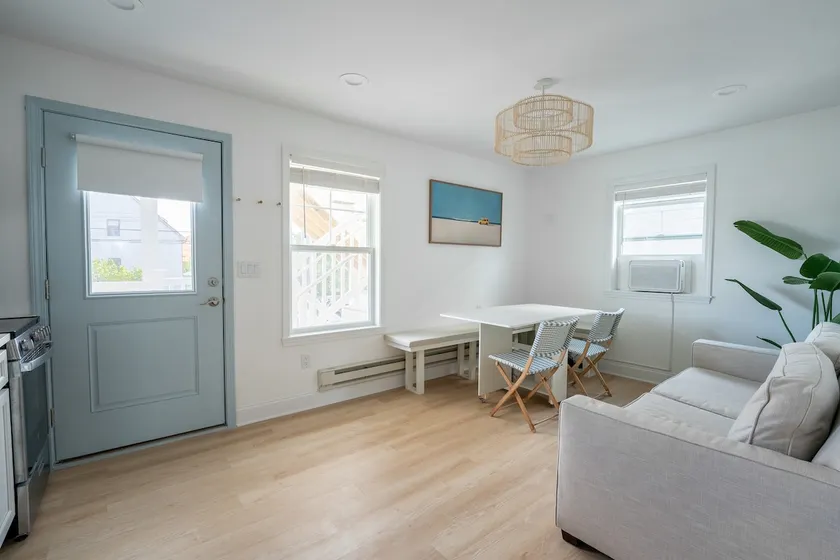 Stylish new beach condo located 1 block from beach - Image 1