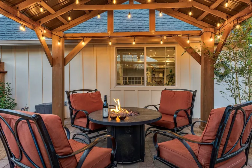 Luxurious private 2-story cottage w/free parking - Image 1