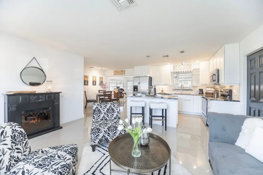 Modern Home w/ Hot Tub Near Beaches/ Coconut Point - Image 1