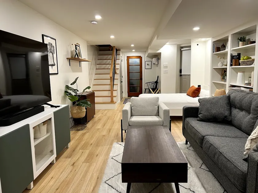 Modern, luxury studio w private parking & entrance - Image 1