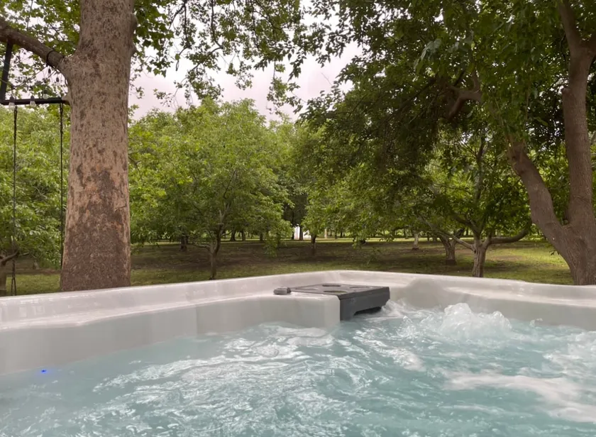 So Peaceful: Hot tub, BBQ, Sleeps 11 - Image 1