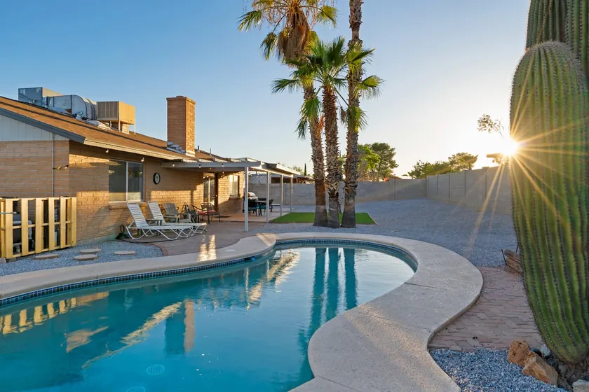 Tranquil Desert Oasis - beautiful private pool and putting green w/a great view! - Image 1