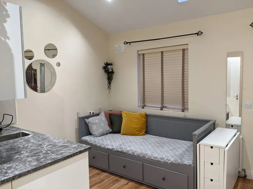 Adorable Studio Room - Image 1