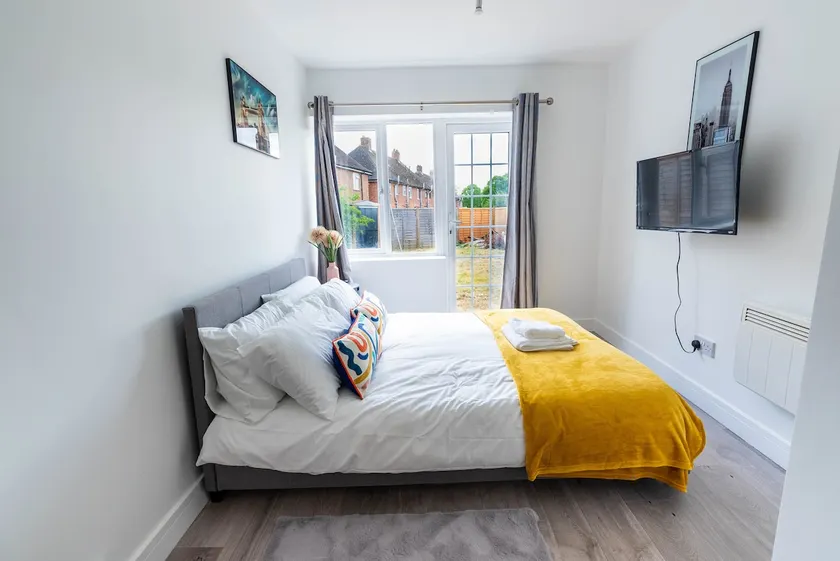 Flat 03 Studio flat near Aylesbury Station Free Parking - Image 1