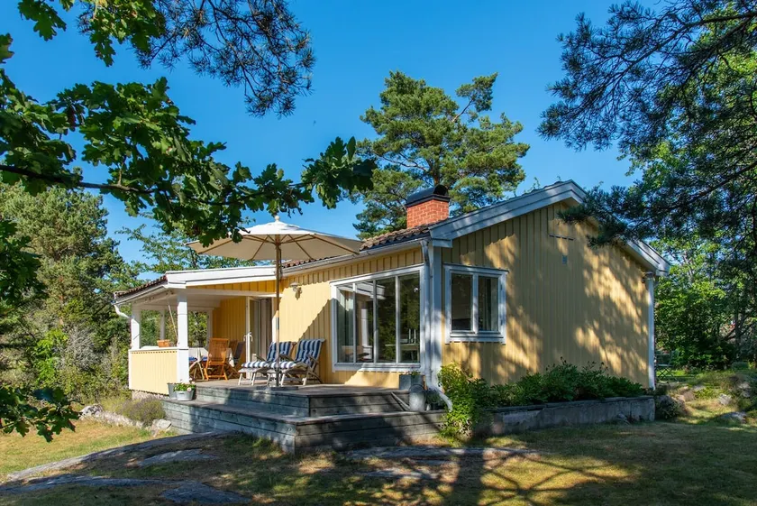 Cozy house in top condition with lake views & private jetty - Image 1