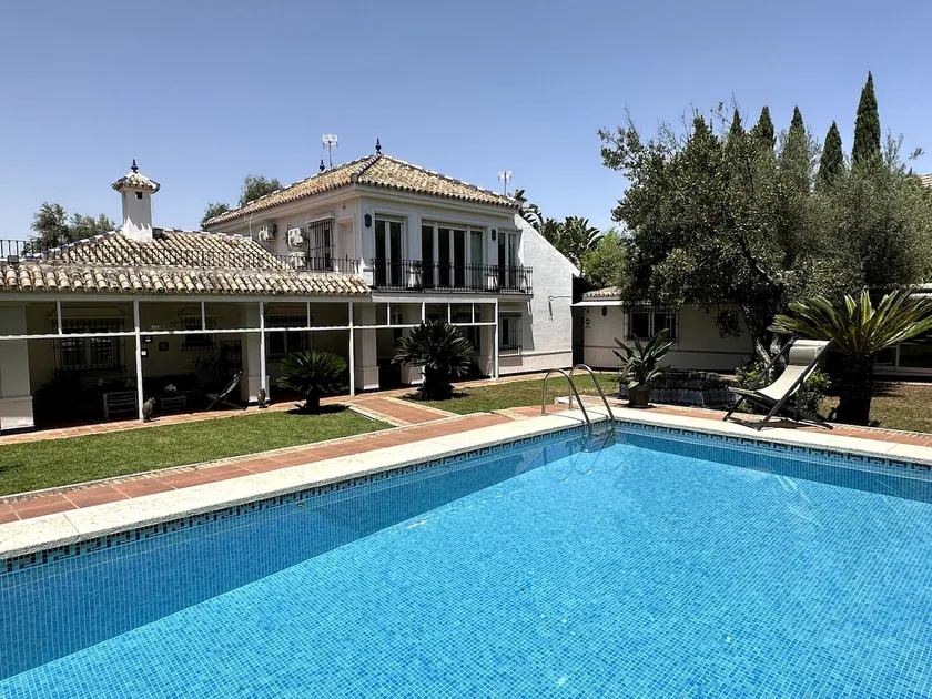 Your family pool 15 minutes from the center of Seville - Image 1
