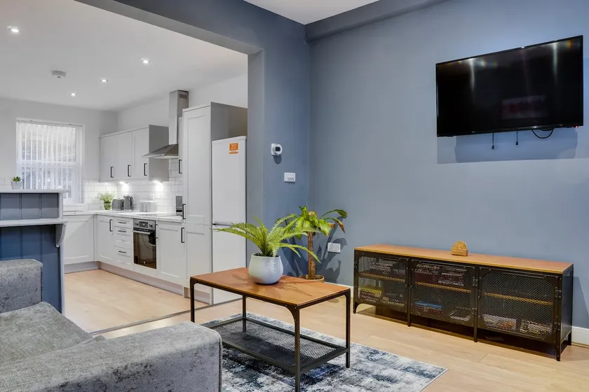 Superb 2 bed house minutes from CC - Image 1