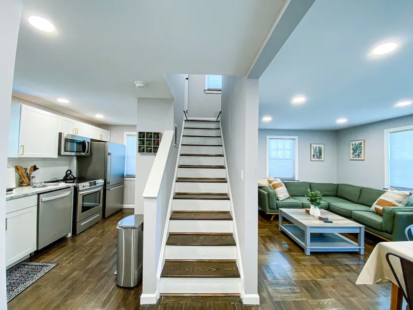 21 COMFORTABLE AND LUXURIOUS - Image 1