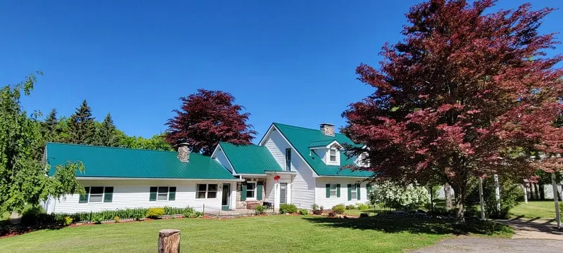 3 Bedroom 2 Bath Vacation House Overlooking Lake - Image 1