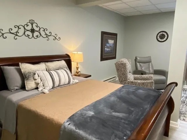 Newly remodeled apartment with free onsite parking - Image 1