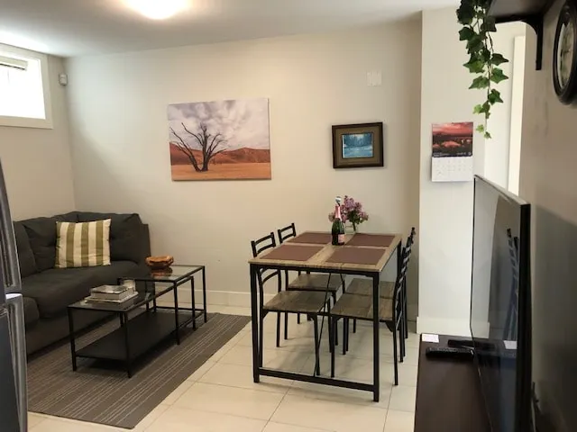 Beautiful 5 star 2 bd suite near bus&shopping - Image 1