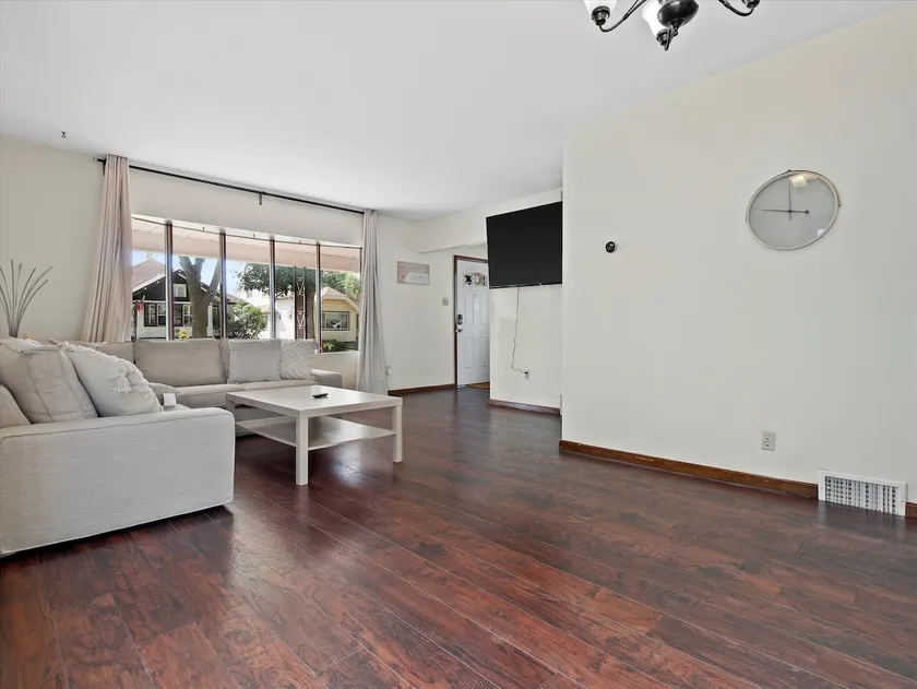 Family-Friendly 5-BR Near Stadium - Tv's In Every Room + New Kitchen - Image 1