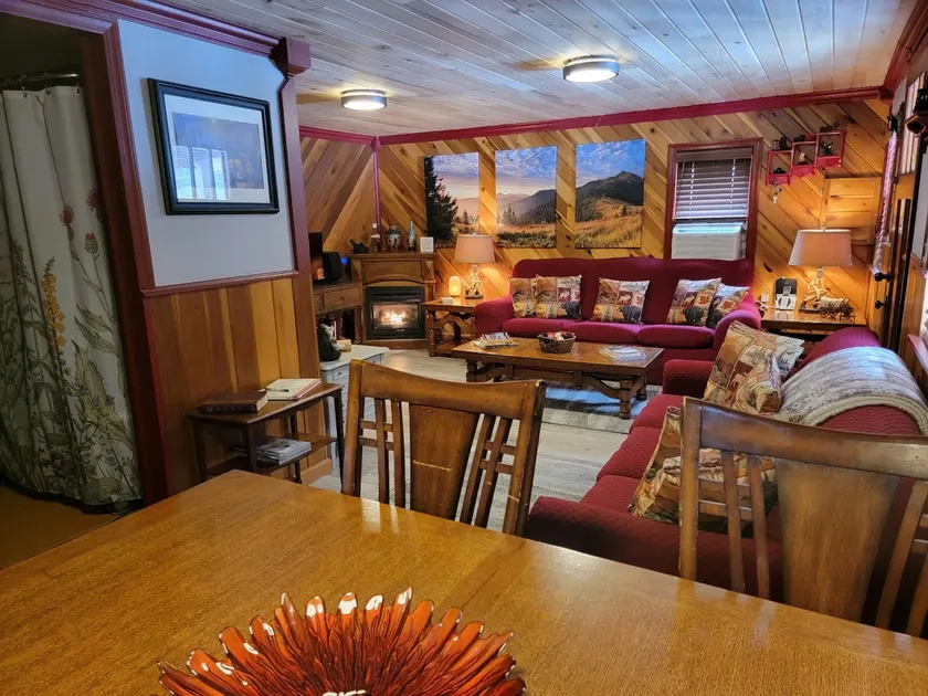 River House: A Cozy Mountain Getaway - Image 1