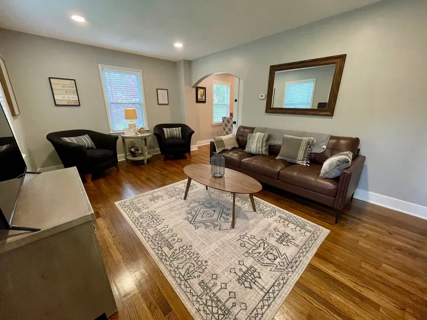 Cheerful 3 bedroom fully renovated cottage home - Image 1