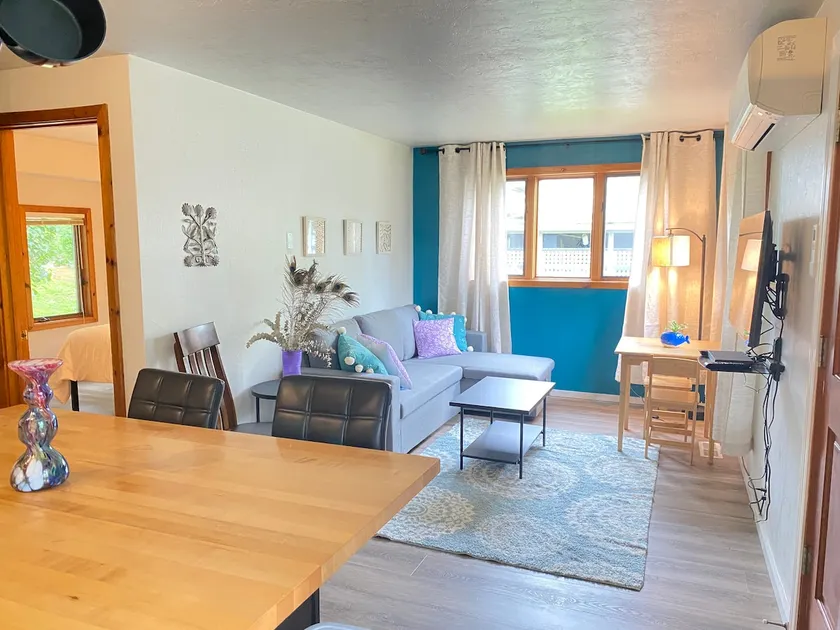 1 km walk to Hayward Field. Cute 2-Bed 1-Bath - Image 1