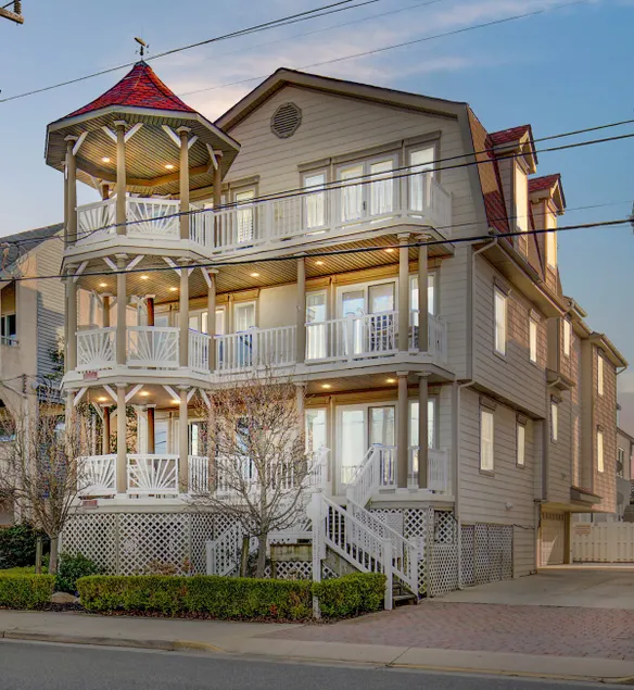 4BR w 2-car Garage! Steps to 6th street boardwalk! - Image 1
