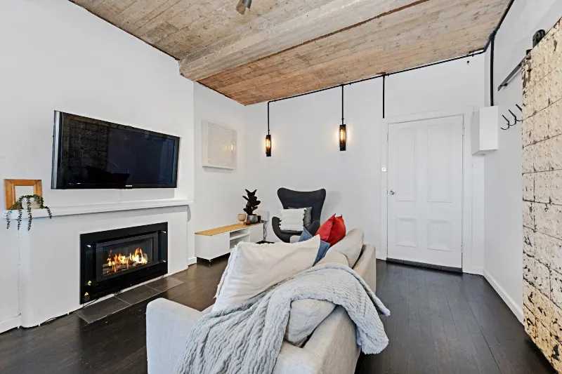 Large 1 Bedroom with Off Street Parking - Image 1