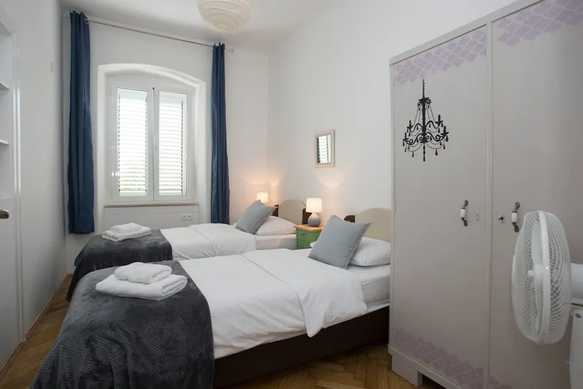 Spacious 3-bedroom apartment in Split - Image 1