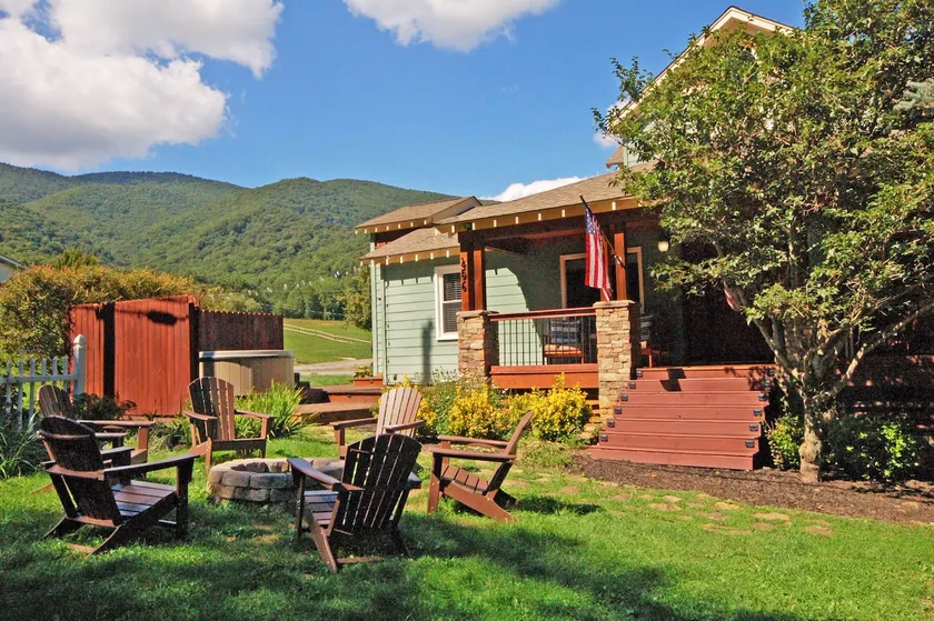 Tranquil & Charming Hideaway ♛ King Bed ♛ Hot Tub - Image 1