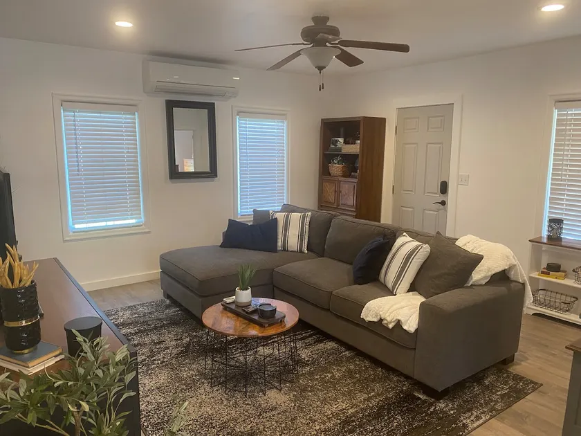 Cheerful 1 bedroom home in the center of town. - Image 1