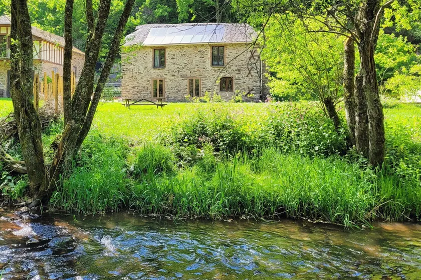 In the middle of nature, charming house with swimming pool - Image 1