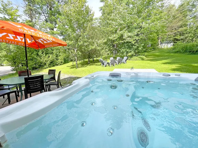 Chalet Plaisancier – Access to Lake Brompton - Image 1