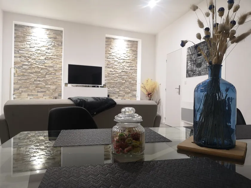 large 3 bedroom with private bathroom per bedroom - Image 1