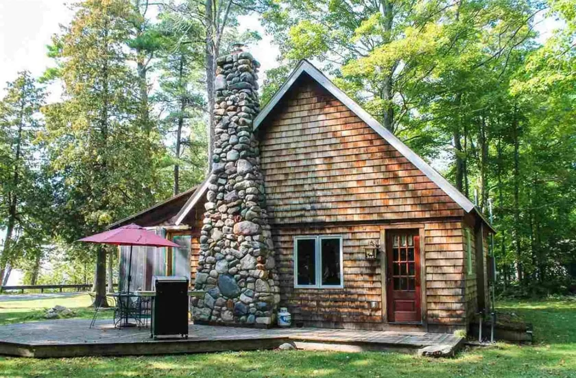 Little Moose Lodge overlooking Lake MI - Image 1